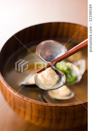 Shijimino miso soup 32399584