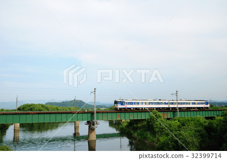 Crossing the Mitsukawa Railway Bridge Kiha 47 Uchigami Line Normal Train 32399714