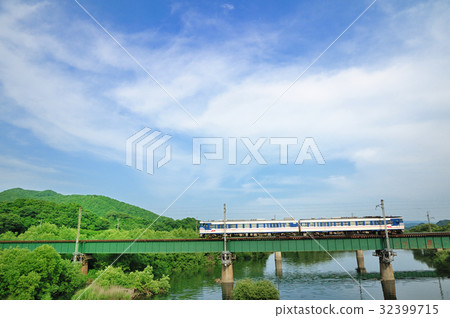 穿越光川鐵路橋Kiha 47 Uchigami Line普通列車 32399715