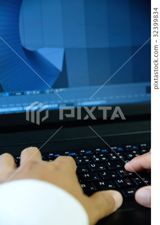 商務 辦公 程式設計 工程師 上班族 工作 敬業 專家 設計師 精英 職業 繪圖 打電腦 專業 32399834