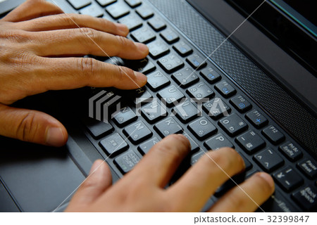 商務 辦公 程式設計 工程師 上班族 工作 敬業 專家 設計師 精英 職業 文書處理 打電腦 專業 32399847