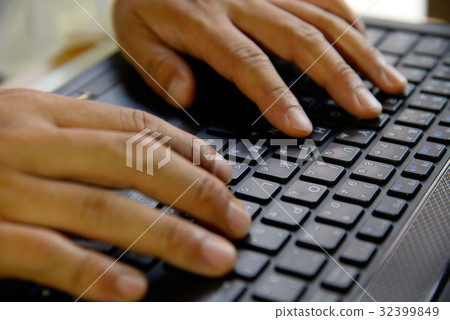 商務 辦公 程式設計 工程師 上班族 工作 敬業 專家 設計師 精英 職業 文書處理 打電腦 專業 32399849