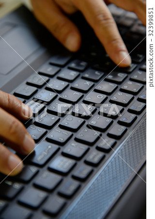 商務 辦公 程式設計 工程師 上班族 工作 敬業 專家 設計師 精英 職業 文書處理 打電腦 專業 32399851