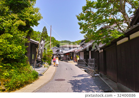 Oku Saga京都Torii本鎮和兩名女遊客的城市景觀 32400886