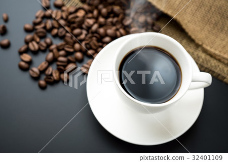 Hot coffee and coffee beans 32401109