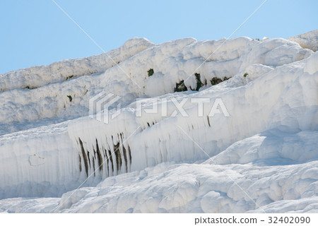 Natural travertine pools and terraces at Pamukkale 32402090
