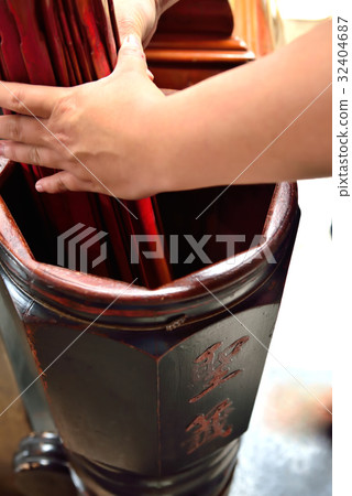 籤 求籤 籤詩 聖籤 命運 運氣 問神 求神問卜 寺廟 廟宇 廟裡 拜拜 新年 春節 普渡 祈福 32404687