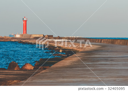 Breakwater dam with lighthouse 32405095