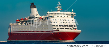 Red cruise liner 32405098