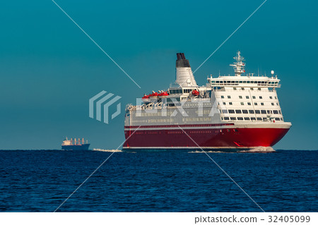 Red cruise liner 32405099