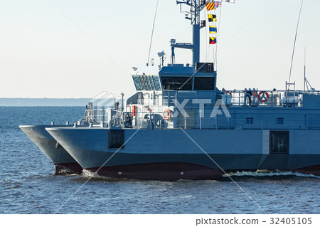 Small military ship 32405105