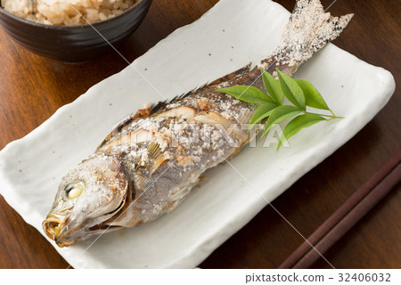 Grilled grunt with salt 32406032