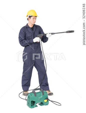 Young man stand and holding high pressure water gun 32406148