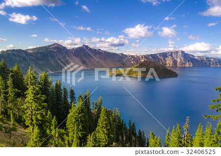 Crater Lake in summer, Oregon Crater Lake in summer, Oregon 32406525