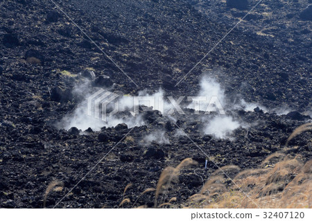 三原火山周圍的水汽 三原火山周圍的水汽 32407120
