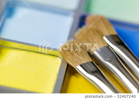 Palette of multicoloredeye shadow and makeup brush 32407240