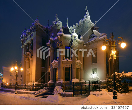 House with Chimaeras in evening - Kiev House with Chimaeras in evening - Kiev 32407467