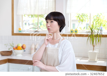 Young housewife lifestyle 32407652