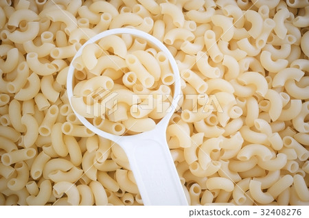 Top View of Elbow Macaroni in Measuring Cup 32408276