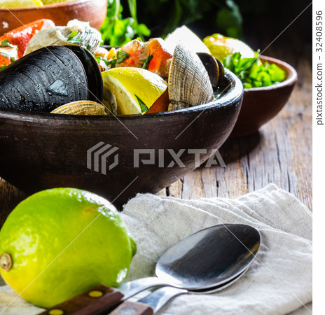 Seafood clams crabs mussela soup. Mariscal 32408596