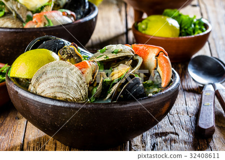 Seafood clams crabs mussela soup. Mariscal Seafood clams crabs mussela soup. Mariscal 32408611