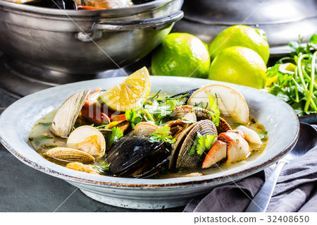 Seafood clams crabs mussela soup. Mariscal 32408650