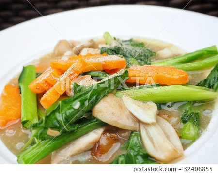 Rice noodles with gravy Chinese food Rice noodles with gravy Chinese food 32408855