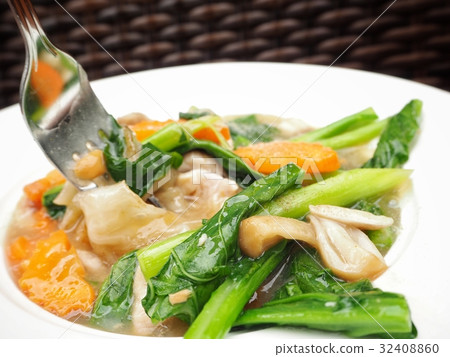 Rice noodles with gravy Chinese food Rice noodles with gravy Chinese food 32408860