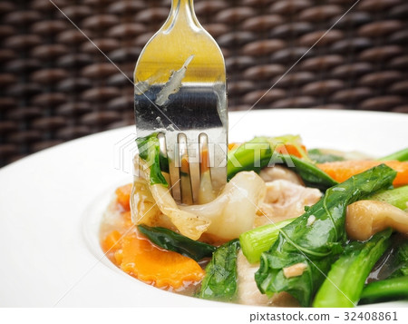 Rice noodles with gravy Chinese food Rice noodles with gravy Chinese food 32408861