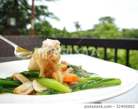 Rice noodles with gravy Chinese food Rice noodles with gravy Chinese food 32408862