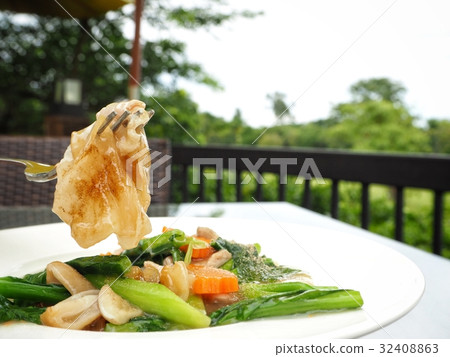 Rice noodles with gravy Chinese food Rice noodles with gravy Chinese food 32408863