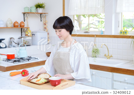 年輕的主婦生活方式 年輕的主婦生活方式 32409012