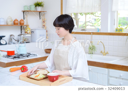 年輕的主婦生活方式 年輕的主婦生活方式 32409013