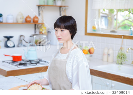 年輕的主婦生活方式 年輕的主婦生活方式 32409014
