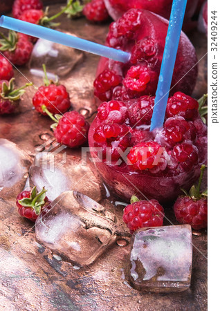 Frozen raspberry juice 32409244