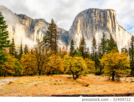 Yosemite Valley at cloudy autumn morning 32409722