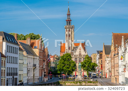 Bruges (Brugge) cityscape with water canal Bruges (Brugge) cityscape with water canal 32409723