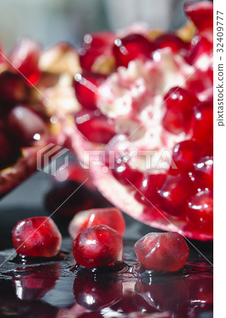 Garnet grain at shallow depth of field 32409777