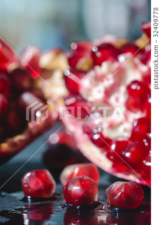 Garnet grain at shallow depth of field 32409778