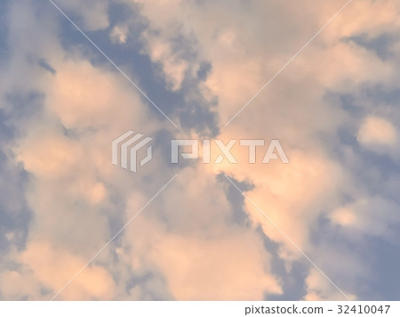 Beautiful evening sky with clouds Beautiful evening sky with clouds 32410047