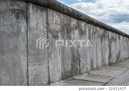 Remains of the Berlin Wall / Berlin Wall memorial Remains of the Berlin Wall / Berlin Wall memorial 32411417