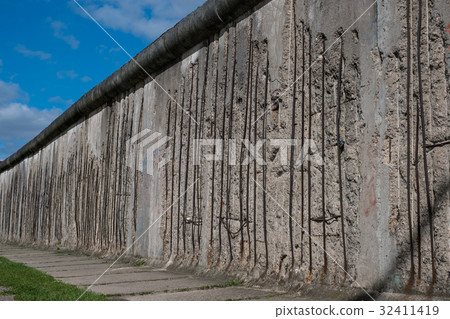 Remains of the Berlin Wall / Berlin Wall memorial 32411419