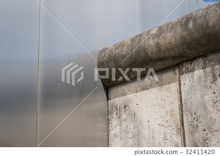 Remains of the Berlin Wall / Berlin Wall memorial 32411420