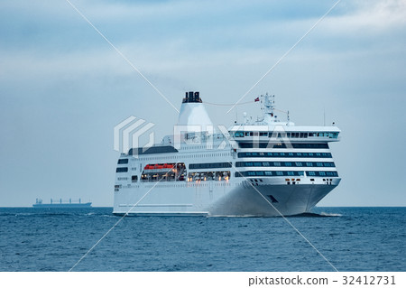 White passenger ship 32412731