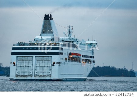 White passenger ship White passenger ship 32412734