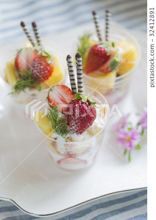 Frozen strawberries 32412891