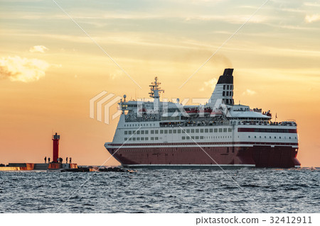 Red cruise liner Red cruise liner 32412911