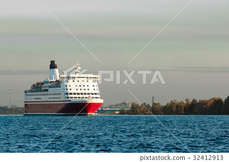 Red cruise liner 32412913