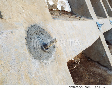 用保護帽蓋住夾具並註入防銹劑 32413239