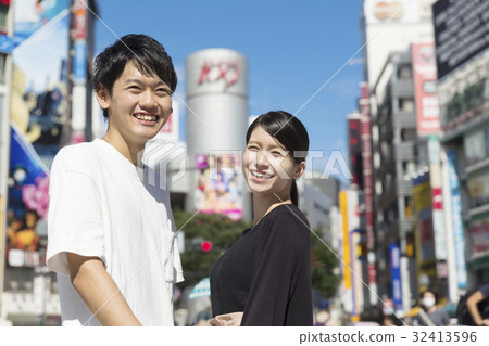 Couple men and women Shibuya scramble intersection 109 background 32413596